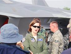 美国空军女飞行员已进入F-22A精锐部队服役