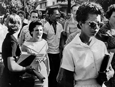 1957年：美军1000名士兵护送9名黑人学生上学