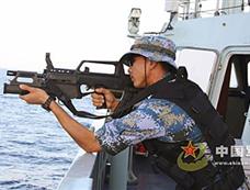 解放军海军护航编队特战队员为渔船随船护航(组图)