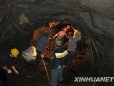 湖南郴州玛瑙山矿泥石流堵塞矿硐巷道 5人被困