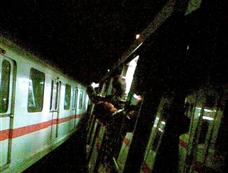上海地铁撞车现场：车上乘客探出头拍照[图集]
