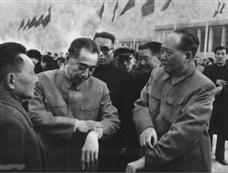 引起苏联抗议的照片：毛泽东与周恩来机场对手表