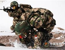 武警精锐部队在西藏东部进行高寒山地作战训练(图)