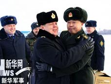 中俄边境零下36度：俄军官观摩中国士兵冬季装备
