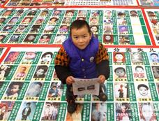 郑州街头家人寻找2700个“丢失”父母的儿童[图集]