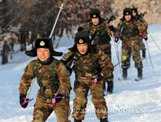 中国驻黑河边防部队进行高寒条件下的作战训练