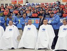 韩国在野党议员剃头抗议政府新政[图集]