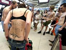 德国民众在柏林机场半裸抗议“裸体”安检[图集]