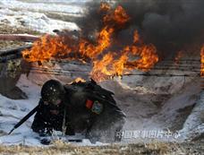 武警“雪豹”突击队在冰天雪地进行反恐实战训练