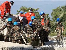 中国国际救援队挖掘出一具外国人尸体[图集]