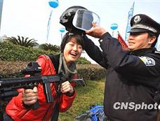 组图：贵阳市民与警察新装备零距离接触