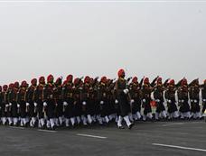 印度建军节：陆军举行各项表演并展示新型武器