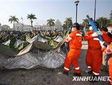 中国救援队救治海地受伤民众[图集]