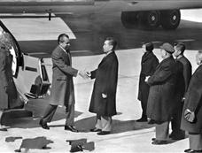 1972年周恩来与尼克松握手照片里谁被抹去？