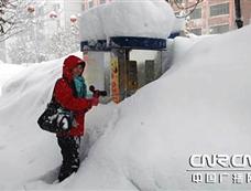 新疆阿勒泰暴雪40年一遇 部队官兵出动救灾抢险