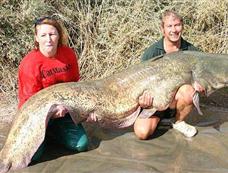 英国盲人妇女钓到近200斤重世界最大鲶鱼[图集]
