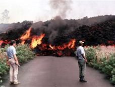 科学家冒死拍摄夏威夷火山熔岩喷涌情景[图集]