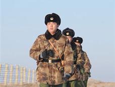 中国边防部队巡逻在在人迹罕至的中蒙边界(图)