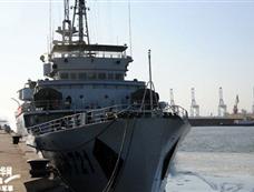 中国海军海冰721号破冰船出动 解救渤海被困船只