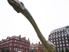 英国牛津街成侏罗纪公园 24只大恐龙矗立街头[图集]