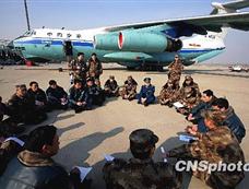 中国空军出动3架伊尔76向蒙古国运送救援物资