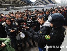 成都民众在火车站体验特警狙击枪[图集]