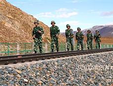 武警巡逻在藏北无人区确保青藏铁路安全