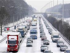 比利时因大雪堵车总长度达938公里[图集]