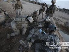 阿富汗战争实况：美军防地雷车踩中地雷被毁(图)