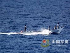 中国受海军护航舰艇保护商船升国旗表达自豪(组图) 