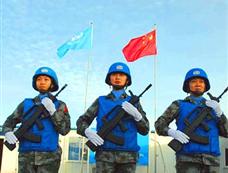 中国赴黎巴嫩维和女兵进行自我武装防御训练(图)