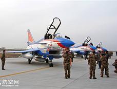 中国空军八一飞行表演队歼-10新装近距离亮相