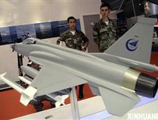 智利航展开幕 中国枭龙战机模型现身
