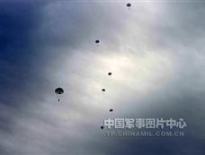 千余名“90后”中国伞兵在夜间空降大别山(组图)