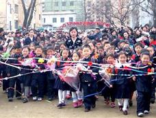 朝鲜小学生穿校服戴红花开始2010年新学期[图集]
