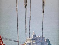 韩国“天安”号警戒舰舰首被吊出水面[图集]
