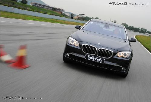 赛道体验BMW750Li 感受V8双涡轮魅力 