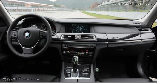 赛道体验BMW750Li 感受V8双涡轮魅力 (4)