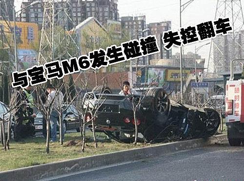 无牌GT-R与宝马M6飙车发生碰撞翻车