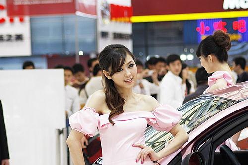 两门QQ五月上市 粉色可爱车模挑战你的视觉(2)
