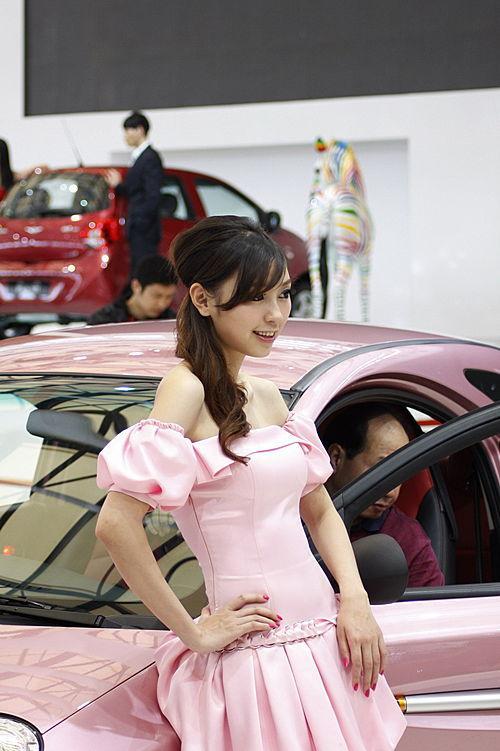 两门QQ五月上市 粉色可爱车模挑战你的视觉