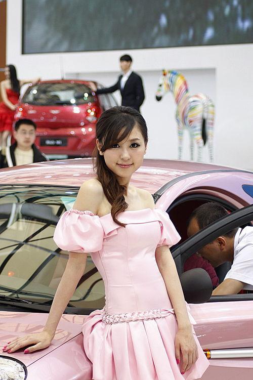 两门QQ五月上市 粉色可爱车模挑战你的视觉(2)