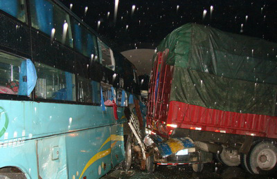广西省桂梧高速公路4车连撞追尾 42人受伤