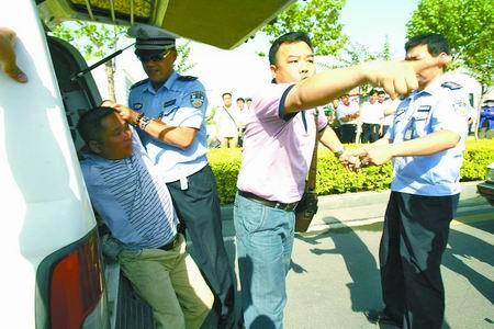 司机酒后驾车撞伤人 民警遭其打骂