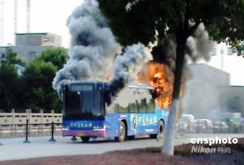 图文：苏州一公交车当街自燃