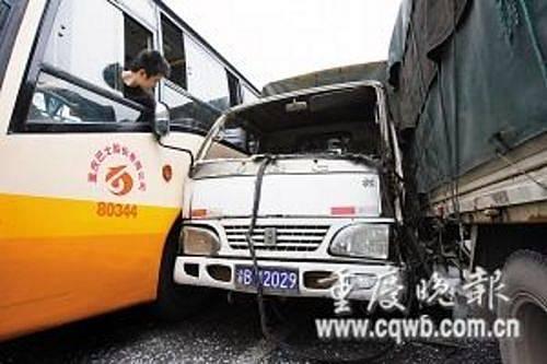 司机开货车刹车突失灵 躲过奔驰撞公交车