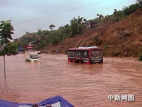 重庆暴雨道路积水 公交熄火乘客被困(图)