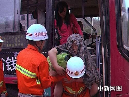 重庆暴雨道路积水 公交熄火乘客被困(图)