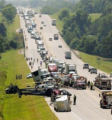 美国发生一起罕见的公路事故 目前9人丧生