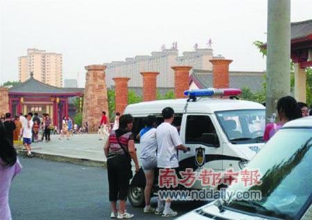 派出所长驾警车带全家旅游被免职(图)